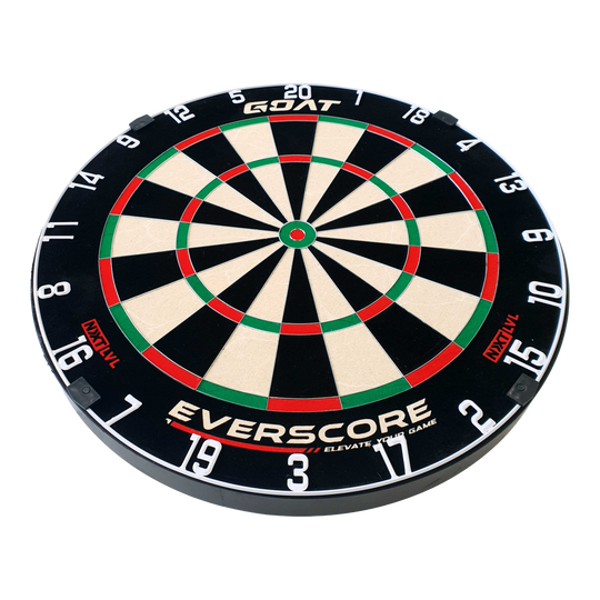GOAT Everscore Steel Dartbord Das Bild zeigt eine GOAT Everscore Steeldartboard. Die Dartscheibe ist rund und hat farbige Segmente sowie gut sichtbare Zahlen am Rand.
