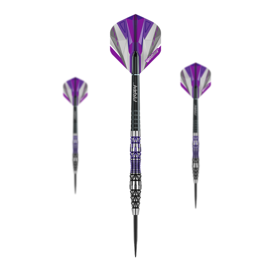 Winmau Simon Whitlock Special Edition 2020 stalen darts Das Bild zeigt drei Steeldarts des Produkts "Winmau Simon Whitlock Special Edition 2020". Die Pfeile sind schwarz, silber und lila gefärbt und haben auffällige Muster am Schaft.