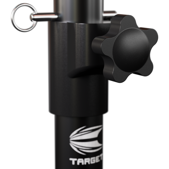 Target Dartbordstandaard Das Bild zeigt einen Teil eines Target Dartboard Ständers mit einem Drehknopf zur Höhenverstellung. Unten ist das Target-Logo deutlich sichtbar.