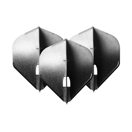 L-Style Two Tone L1PRO-vluchten Auf dem Bild sind drei silberfarbene Dart-Flights in Pfeilform zu sehen. Die Flights stehen dicht nebeneinander und haben einen metallischen Glanz.