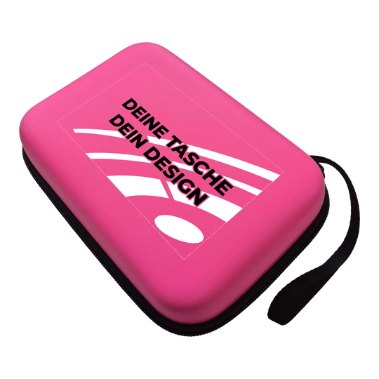 System-4 dartkoffer met jouw ontwerp Das Bild zeigt ein Produkt mit dem Dateinamen MCS4-Pink_McDart_System4_Dartcase_Mit_Wunschdruck_Pink_1. Die Aufnahme präsentiert das Produkt aus einer anderen Perspektive.