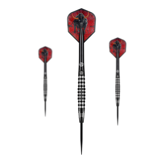 Shot Americana De Wrangler steel darts Das Bild zeigt drei Steeldarts des Produkts „Shot Americana The Wrangler“. Die Flights der Darts sind rot und mit einem schwarzen Stiermotiv verziert.