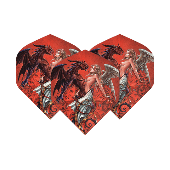 Alchemy Chemical Wedding No2 Standaard Vluchten Das Bild zeigt drei Dartflights mit einem roten Hintergrund und einem fantasievollen Motiv. Auf den Flights sind ein weiblicher Engel und ein Drache abgebildet, die sich gegenüberstehen.