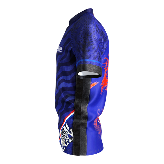 Target Coolplay Raymond Van Barneveld 2025 dartshirt Das Bild zeigt das Target Coolplay Raymond Van Barneveld 2025 Dartshirt. Das Shirt ist überwiegend blau mit schwarzen und roten Akzenten und auffälligem Design.