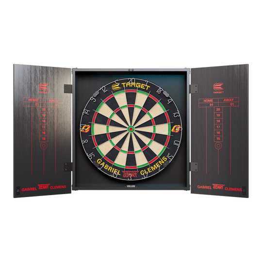 Das Bild zeigt das "Target Gabriel Clemens Kabinet Dartboard Set" mit geöffneten Schranktüren. In der Mitte befindet sich eine klassische Dartscheibe, umgeben von einer stilvollen schwarzen Schrankumrahmung mit roten Akzenten.