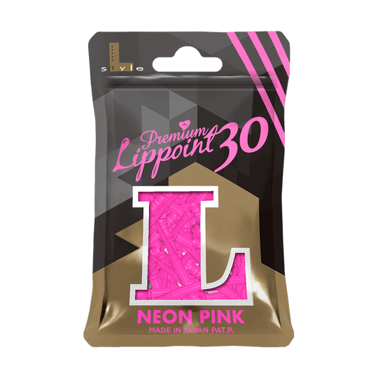 LIP_L-Style_Premium_Lippoints_30_Softdartspitzen_30erPack_NeonPink_3 Die Abbildung zeigt eine Packung „L-Style Premium Lippoints 30 (30er Pack) - 30mm“ in Neon Pink. Die Verpackung ist schwarz-gold mit einem großen „L“ und einer Sichtöffnung, die die pinken Spitzen zeigt.