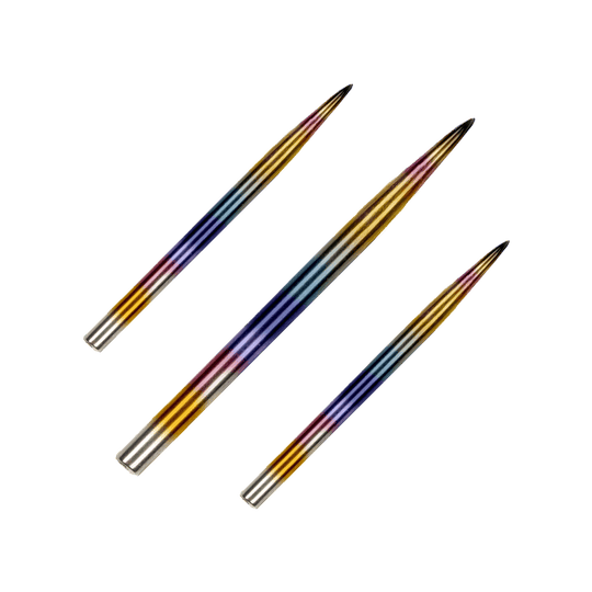BU57615_BullsNL_Rainbow_Steeldartspitzen_38mm_1 Das Bild zeigt drei bunte Steeldartspitzen, die nebeneinander liegen. Die Spitzen schimmern in verschiedenen Regenbogenfarben auf einem passenden Hintergrund.