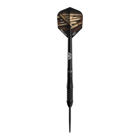 Bulls NL Caliber Black stalen darts Der Bulls NL Caliber Black Steeldart ist ein eleganter, schwarzer Steeldartpfeil. Die Flights zeigen ein Motiv mit Patronenhülsen und das Bulls-Logo ist auf dem Schaft zu sehen.