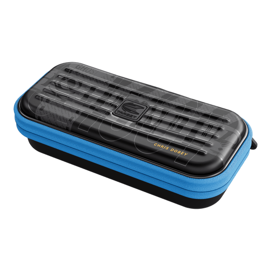 Gezeigt wird das Takoma Ghost Series Chris Dobey Dartcase. Das robuste Etui eignet sich ideal zur Aufbewahrung von Darts.