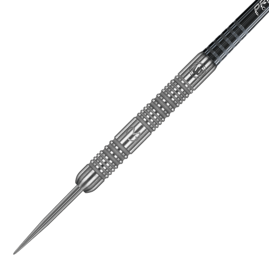 1443_Winmau_Michael_Van_Gerwen_MvG_Authentic_Steeldarts_24NnzFF9Z4x6hh Das Bild zeigt einen stilvollen Steeldart mit silberner Spitze und präzisen Griffmulden. Auf dem Dart ist das Logo von Michael Van Gerwen eingraviert.