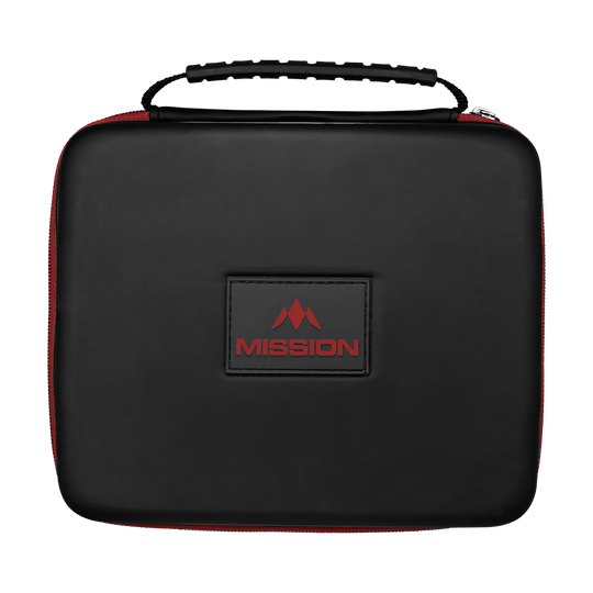 Die Abbildung zeigt eine schwarze Tasche mit einem Henkel und rotem Reißverschluss. Auf der Vorderseite befindet sich ein rechteckiges Logo mit der Aufschrift „MISSION“ in Rot.