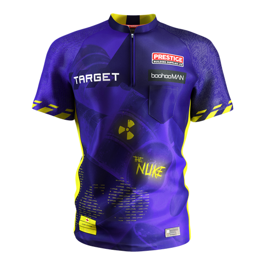 Target Coolplay Luke Littler 2025 dartshirt Das Bild zeigt das "Target Coolplay Luke Littler 2025 Dartshirt" in leuchtenden Lila- und Gelbtönen. Auf dem Shirt sind verschiedene Logos, Schriftzüge und ein auffälliges Symbol mit der Aufschrift „The Nuke“ zu sehen.