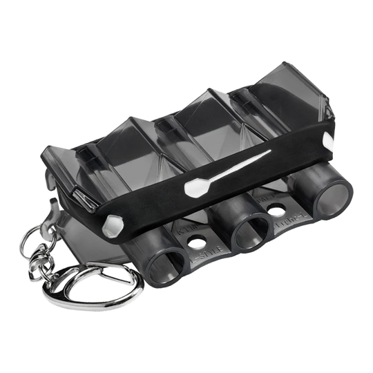 L-Style Krystal Flightcase - Transparant Zwart Das Bild zeigt das Produkt "L-Style Krystal Flight Case" in transparenter schwarzer Farbe. Es handelt sich um ein kompaktes Etui mit Schlüsselanhänger zur Aufbewahrung von Dart-Flights.