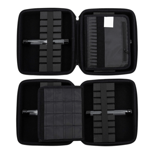 GOAT Locker XXL Dart Portemonnee Das Bild zeigt das geöffnete GOAT Locker XXL Dartwallet mit mehreren Fächern und Halterungen für Dartzubehör. Die Darttasche ist schwarz und bietet viel Platz zur sicheren Aufbewahrung.