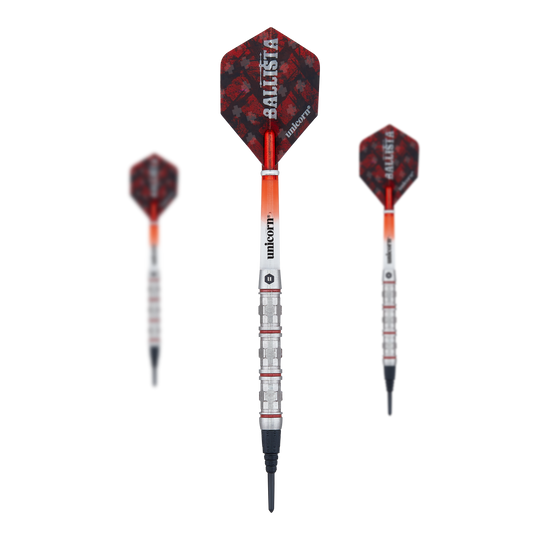 Unicorn Ballista Style 4 zachte darts Das Bild zeigt drei Softdarts des Modells "Unicorn Ballista Style 4". Die Darts haben rote Flights mit der Aufschrift "BALLISTA" und silberne Schäfte.