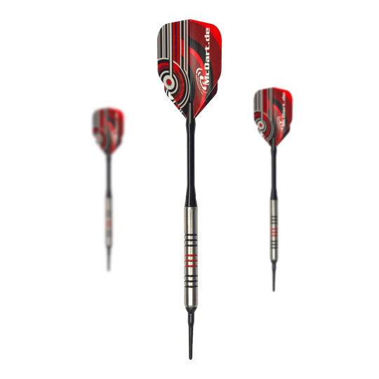 McDart 85 Tungsten V11 Zachte Darts - 17,5 g Das Bild zeigt drei Softdarts des Modells "McDart 85er Tungsten V11" mit einem Gewicht von 17,5 g. Die Darts haben einen silbernen Barrel mit roten Ringen und rote Flights mit grafischem Muster.