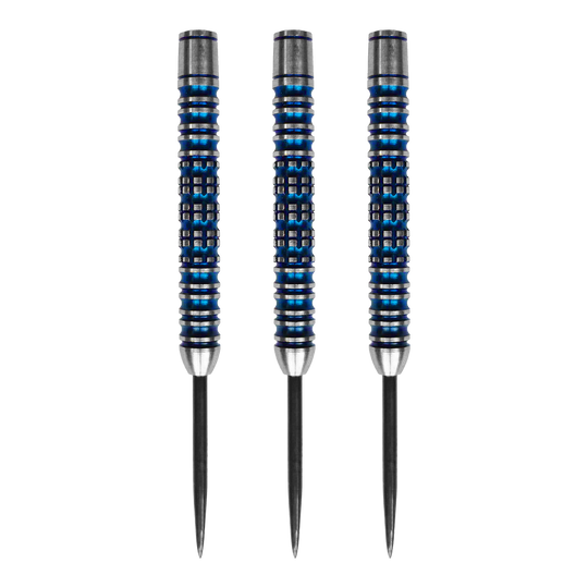 McDart Ocean Steeldart Vaten - 23g Das Bild zeigt drei McDart Ocean Steeldart Barrels mit einem Gewicht von 23g. Die Barrels sind silberfarben mit blauen Rillen und haben eine strukturierte Oberfläche.