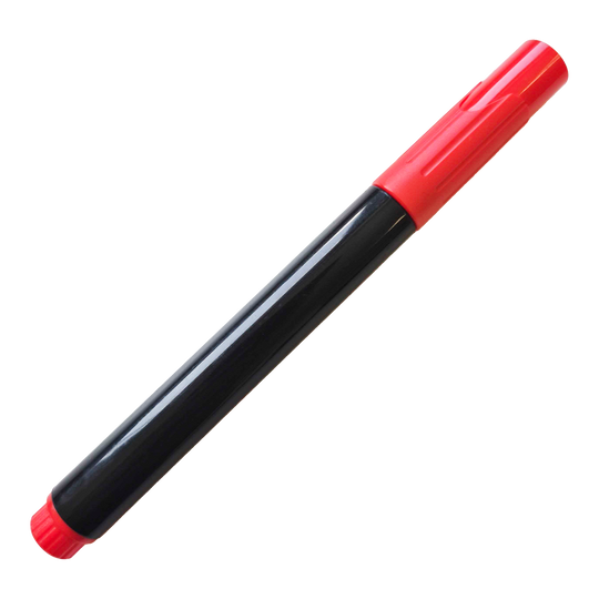 Bordmarker Auf dem Bild ist ein schwarzer Whiteboard-Marker mit roter Kappe zu sehen. Der Marker liegt schräg auf schwarzem Hintergrund.