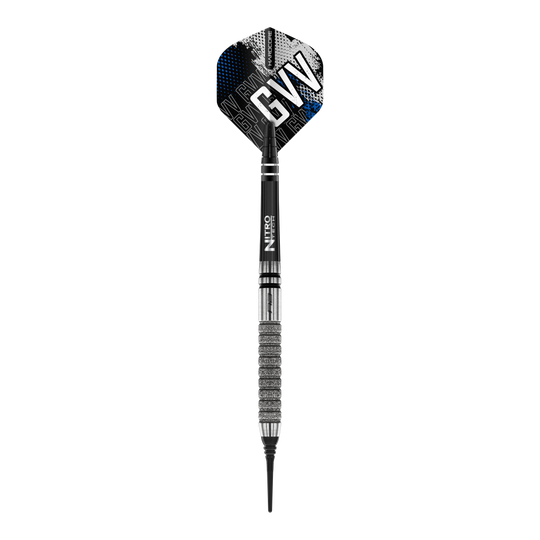 Dies ist ein Softdart aus der Serie "Red Dragon Gian Van Veen Tour Edition" mit einem Gewicht von 20g. Der Dart hat ein modernes Design mit silbernen und schwarzen Elementen sowie den Initialen "GVV" auf dem Flight.