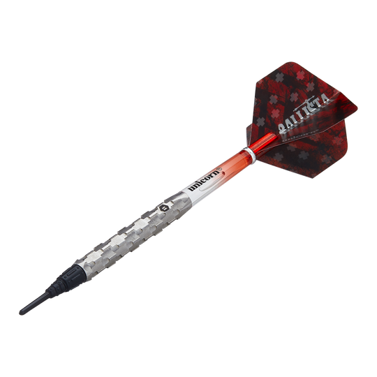 Unicorn Ballista Style 1 zachte darts Das Bild zeigt einen Unicorn Ballista Style 1 Softdart. Der Dart hat ein silbernes Griffstück, einen roten Schaft und schwarze Flights mit der Aufschrift "BALLISTA".