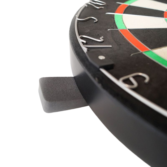 Karella Dartboard BullOut Set inclusief 2 sets stalen darts Hier ist das Karella Dartboard BullOut Set mit zwei Sätzen Steeldarts abgebildet. Das Set eignet sich für Dartspieler aller Erfahrungsstufen.