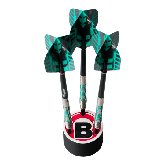 Das Bild zeigt drei Darts, die in einem runden Halter mit dem Bulls-Logo stehen. Die Flights der Darts sind schwarz und grün gemustert.