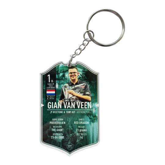Ultieme dartkaart sleutelhanger - Gian Van Veen Ultimate Darts Card Schlüsselanhänger - Gian Van Veen ist abgebildet. Es handelt sich um einen Schlüsselanhänger mit dem Bild des Dartspielers Gian Van Veen.
