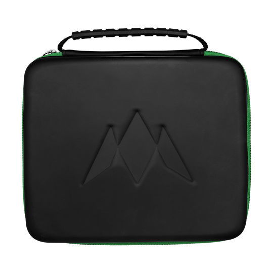 Mission Luxor Dart-portemonnee Das Bild zeigt ein rechteckiges, schwarzes Etui mit einem geprägten Logo auf der Vorderseite. Es hat einen schwarzen Griff und einen grünen Reißverschluss an der Seite.