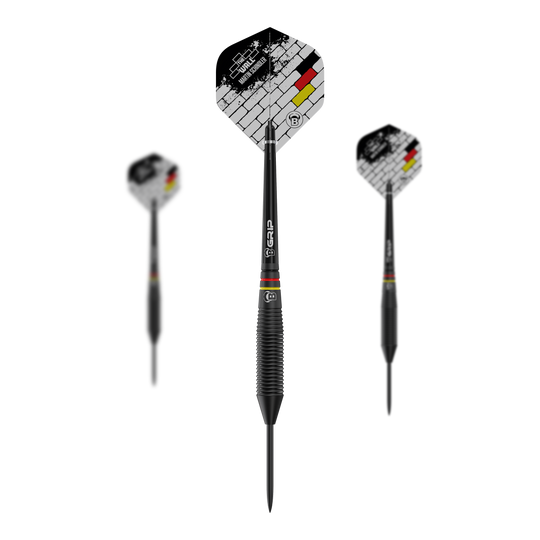 Das Bild zeigt drei schwarze Steeldarts der Marke "Bulls Martin Schindler The Wall Black Brass". Die Flights sind mit einem weißen Mauersteinmuster und den Farben der deutschen Flagge verziert.