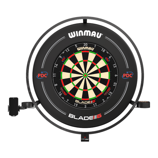 Winmau Plasma-accessoireset Das Bild zeigt das Produkt "Winmau Plasma Zubehör Set" mit einer Dartscheibe und einem umgebenden LED-Leuchtring. Das Set ist für professionelles Dartspielen geeignet und trägt das PDC-Logo.
