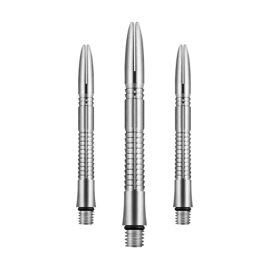 Shot Mako Titanium Shafts Das Bild zeigt drei silberne Dartschäfte aus Titan, die nebeneinander angeordnet sind. Sie haben eine geriffelte Oberfläche und sind am unteren Ende mit einem Gewinde versehen.