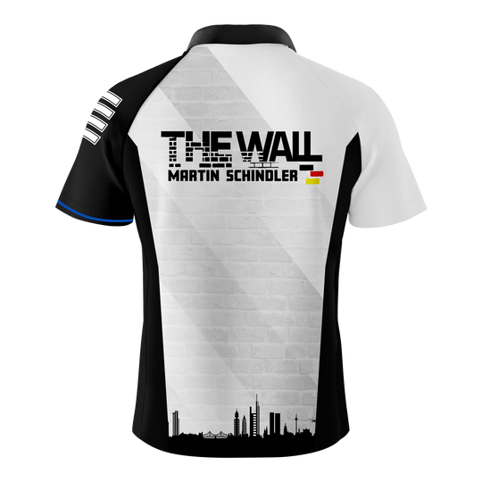 Bulls Martin Schindler The Wall dartshirt Das Bild zeigt das "Bulls Martin Schindler The Wall Dartshirt" von hinten. Auf dem Shirt steht "THE WALL MARTIN SCHINDLER" mit einer kleinen Deutschlandflagge und einer Stadtsilhouette darunter.