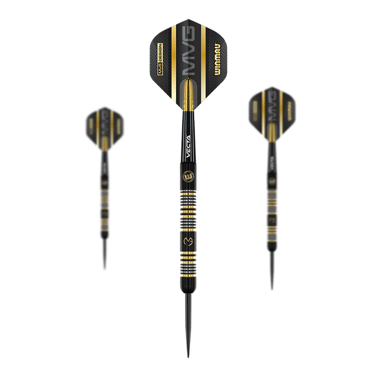 Winmau Michael Van Gerwen-trilogie Steeldarts Das Bild zeigt drei schwarze Steeldarts mit goldenen und silbernen Akzenten. Auf den Flights steht groß "MVG" und "Winmau".
