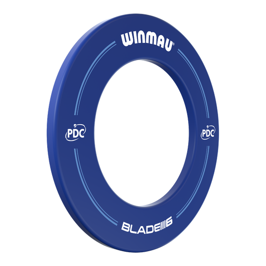 Das Bild zeigt einen blauen Dartboard-Surround der Marke Winmau mit der Aufschrift "BLADE 6" und "PDC". Der Ring dient zum Schutz der Wand rund um eine Dartscheibe.