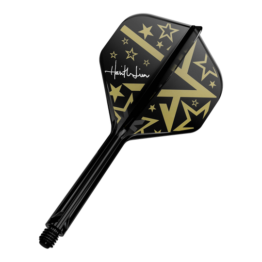 Target Japan K-Flex Hot Shot No2 Standaard Vlucht Shaft Systeem Dies ist ein schwarzer Dartschaft mit einem Flight in Schwarz und Gold. Das Flight-Design zeigt goldene Sterne und geometrische Muster sowie eine weiße Unterschrift.
