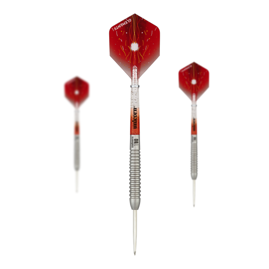Unicorn Core XL Striker Style 5 stalen darts Das Bild zeigt drei Steeldarts des Produkts "Unicorn Core XL Striker Style 5". Die Darts haben rote Flights und einen silbernen, geriffelten Schaft.