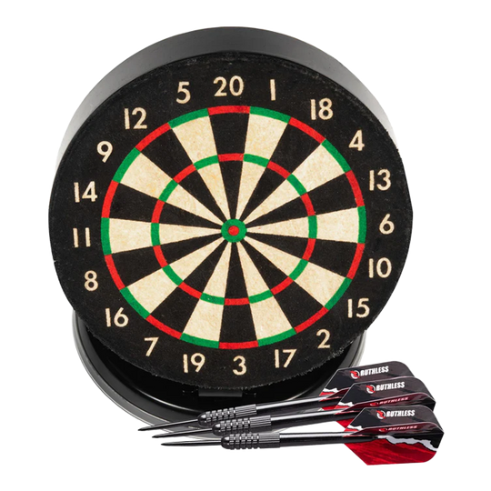 Ruthless Mini Desktop Dartbordset Das Bild zeigt das Produkt "Ruthless Mini Desktop Dartboard Set" mit einer kleinen Dartscheibe. Vor der Scheibe liegen drei schwarze Dartpfeile mit roten Flights.
