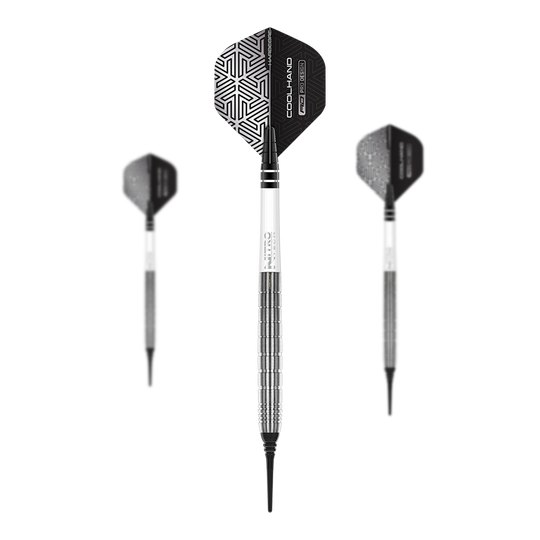 Red Dragon Luke Humphries TX1 Zachte Darts - 20g Das Bild zeigt drei Red Dragon Luke Humphries TX1 Softdarts mit einem Gewicht von 20g. Die Darts haben schwarze Flights mit geometrischem Muster und silber-schwarze Schäfte.