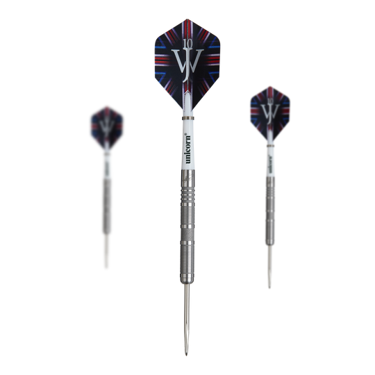 Unicorn James Wade The Machine Range Fase 4 Steeldarts Das Bild zeigt drei Steeldarts aus der "Unicorn James Wade The Machine Range Phase 4" Serie. Die Darts haben silberne Spitzen und auffällige Flights mit einem weißen "JW"-Logo.