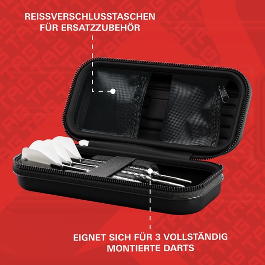 Das Bild zeigt ein schwarzes Dart-Etui mit drei vollständig montierten Darts darin. Im Deckel befinden sich zwei Reißverschlusstaschen für Ersatzteile und Zubehör.