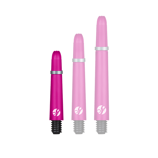 Shot Koi Carbon Shafts - Roze Das Bild zeigt drei pinkfarbene Dartschäfte in unterschiedlichen Längen. Jeder Schaft hat ein silbernes Band und ein weißes Logo am unteren Ende.