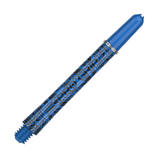 Auf dem Bild ist ein blauer Dartshaft mit der Aufschrift "PRO GRIP" zu sehen. Das Design ist mit schwarzen Mustern verziert und das Material sieht aus Kunststoff aus.