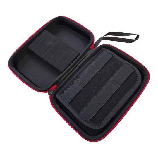 Elektrische Callboy Dans Jaloezie Dartkoffer Hier sieht man das Electric Callboy Tanzneid Dartcase. Das Produkt schützt und organisiert Dartutensilien.