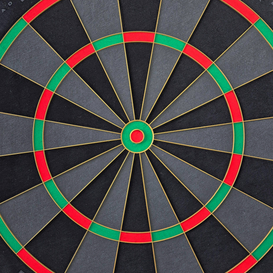 Bulls NL Advantage Black Edition stalen dartbord Auf dieser Abbildung ist das BullsNL Advantage Black Edition Steeldartboard zu sehen. Es wird aus einer anderen Perspektive gezeigt.