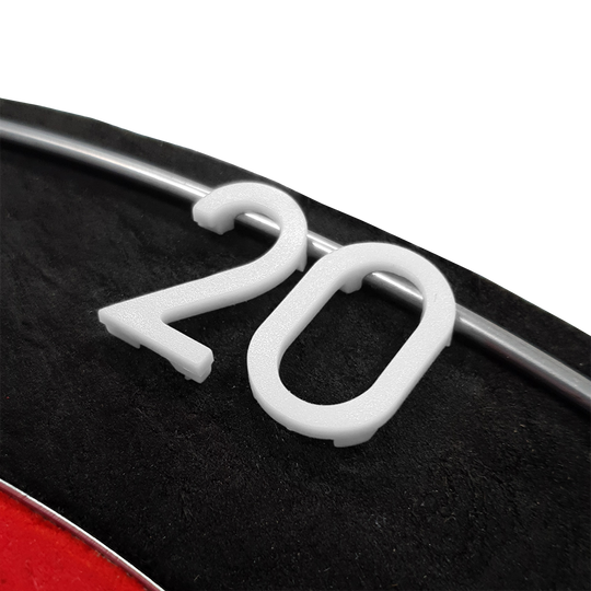 Vervangende nummers voor McDart Dartborden Das Bild zeigt eine weiße Ersatznummer „20“ auf einem Dartboard. Die Zahl ist aus Kunststoff und an einem Metallring befestigt.
