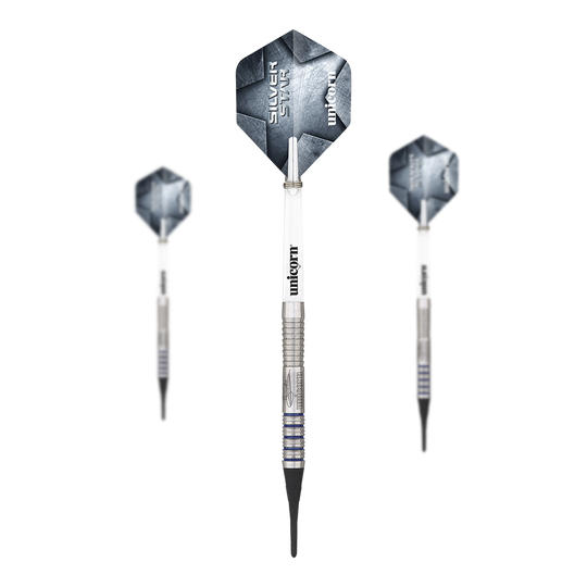 Unicorn Silver Star Var.2 Gary Anderson zachte darts Das Bild zeigt drei Softdarts des Modells "Unicorn Silver Star Var.2 Gary Anderson". Die Darts haben silberne Spitzen, einen geriffelten Schaft und blaue Akzente auf dem Barrel.