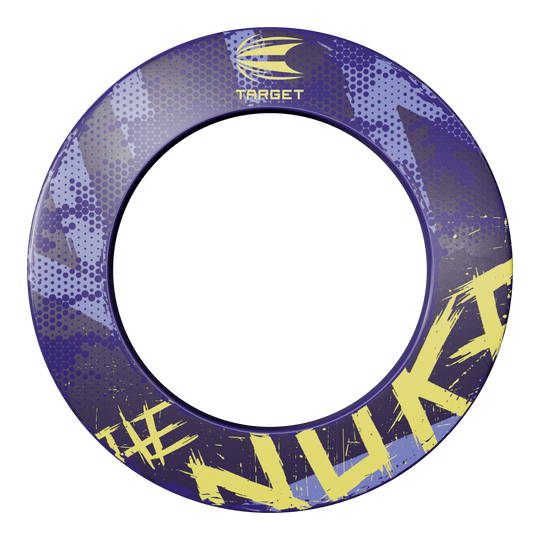 Target Luke Littler De Nuke Dartbord Surround Dieses Bild zeigt die Target Luke Littler The Nuke Dartboard Surround. Der Ring ist lila mit gelben und blauen Akzenten und trägt den Schriftzug "#NUKI" und das Target-Logo.