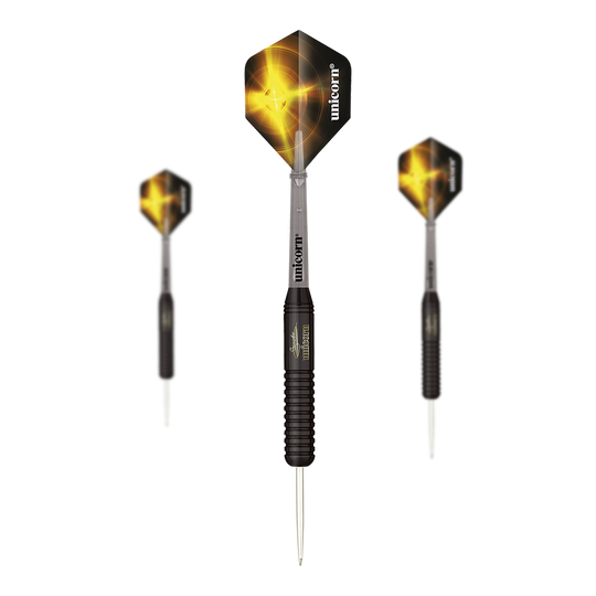 Unicorn Black Brass Gary Anderson V2 Steel Tip Darts Das Bild zeigt drei schwarze Steeldarts der Marke Unicorn Black Brass Gary Anderson V2. Die Flights sind schwarz mit einem gelben Lichteffekt und dem weißen Schriftzug "unicorn".