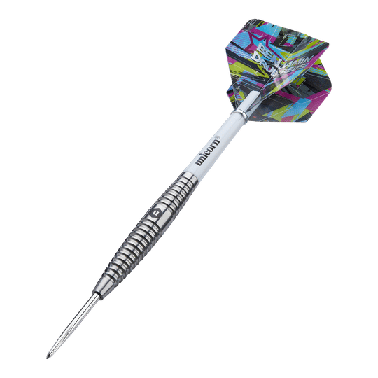 Dies ist ein Steeldart der Marke Unicorn Contender Benjamin Drue Reus mit einem Gewicht von 24g. Der Dart hat eine silberne Spitze, einen weißen Schaft und bunte Flights.