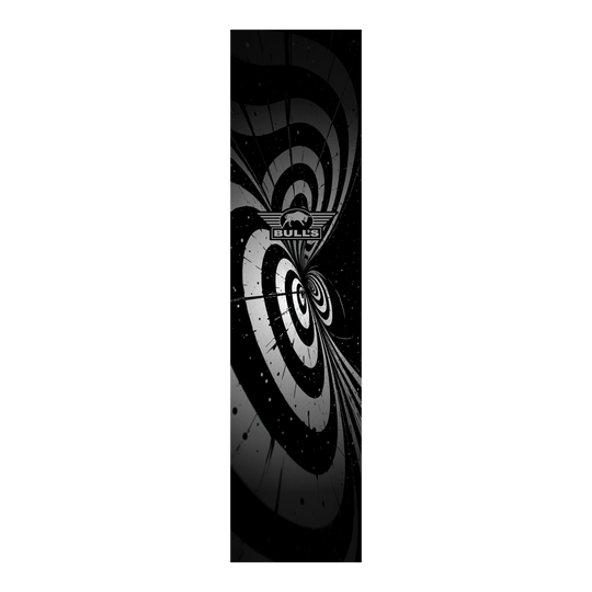 Das Bild zeigt einen schwarz-weißen Dartteppich mit einem auffälligen Illusionsmuster. In der Mitte befindet sich das Logo von BULL'S.